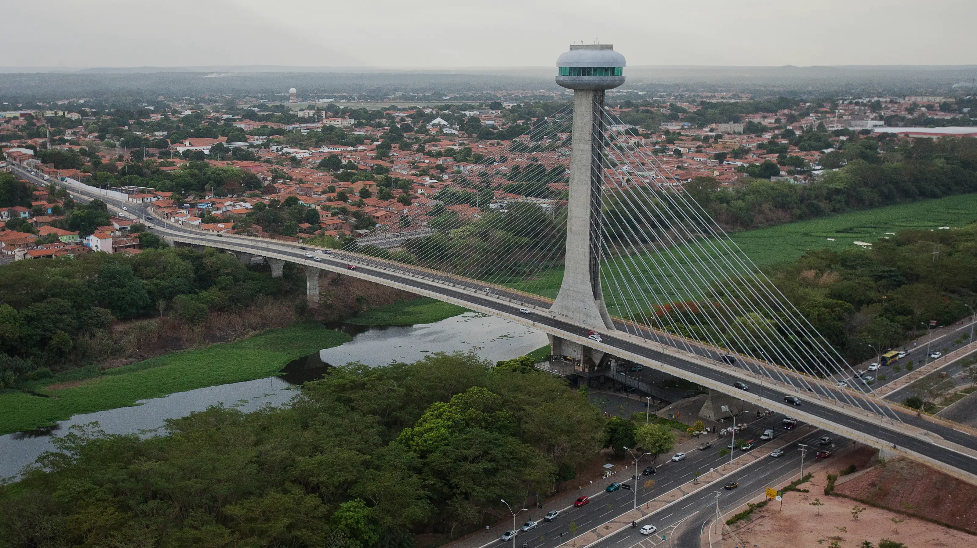 Vista aérea de Teresina, com a Ponte Estaiada sobre o Rio Poti